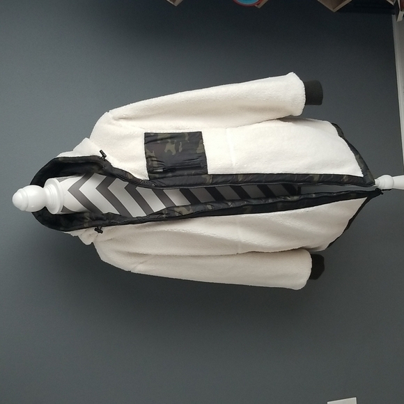 Camo Sherpa Reversible Jacket NWT. - Picture 2 of 10